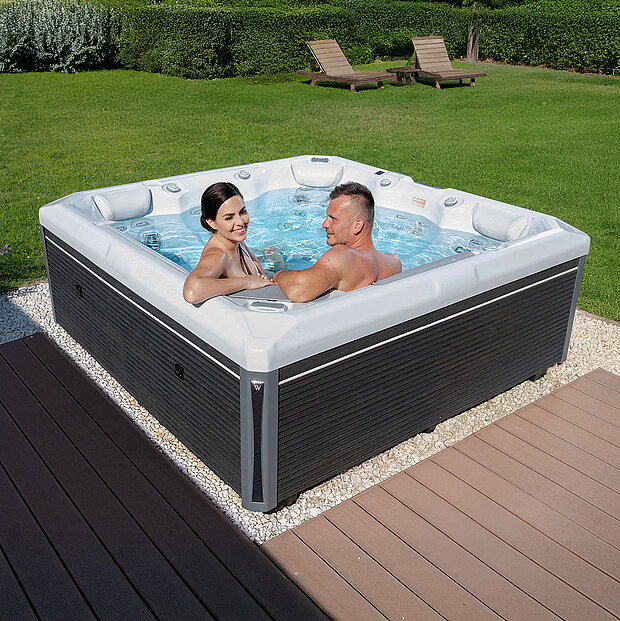 Zwei Personen im Whirlpool im Garten