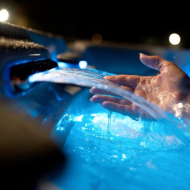Beleuchteter Wasserfall in einem Whirlpool