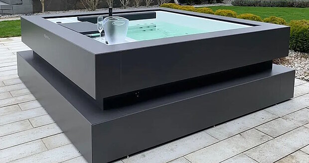 Whirlpool AquaviaCube im Garten mit Getränlen