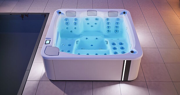 Whirlpool Touch 5 Pro von Aquavia, rechteckige Form, weißes Gehäuse, mit blauen Wasserstrahlen und mehreren Massagedüsen, Steuerungselement an der Seite.