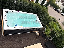 Swimspa Danube von Wellis mit Wasser befüllt im Garten
