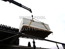 Swimspa hängt an einem Kran