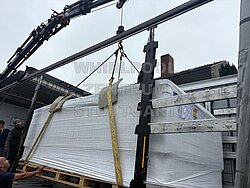 Swimspa Danube verpackt auf Kranwagen