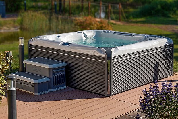 Whirlpool Everest von Wellis im Garten