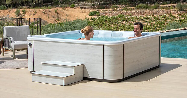 Zwei Personen genissen ein Bad in einem Whirlpool