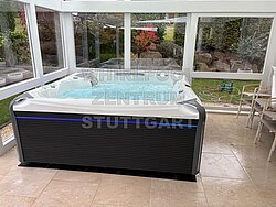 Wellis Kilimanjaro abgedeckt mit Wasser befüllt in einem Wintergarten