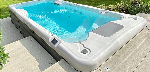 Wellis SwimSpa Aazonas mit Wasser befüllt