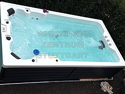 Swimspa Danube von Wellis mit Wasser befüllt im Garten aus der Nähe