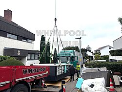 Lastwagen vor einem Haus mit einem Whirlpool auf der Ladefäche