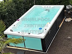 Swimspa Danube von Wellis mit Wasser befüllt im Garten von vorne
