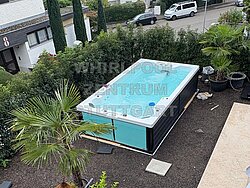 Swimspa Danube von Wellis mit Wasser befüllt im Garten