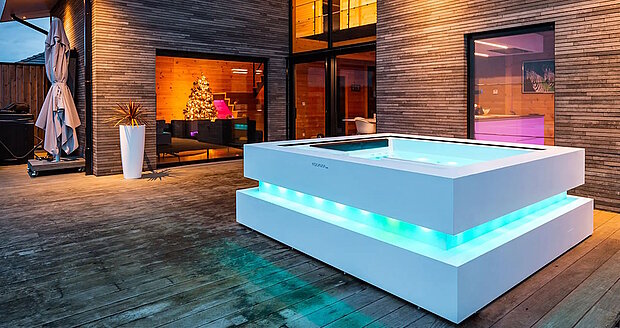 Whirlpool vor Haus beleuchtet