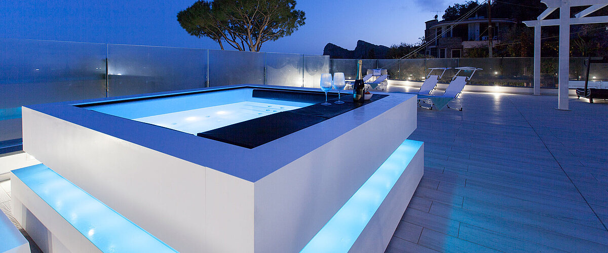 Aquavia Cube Whirlpool – elegantes, modernes Design mit leistungsstarker Hydromassage für luxuriöse Wellness und Entspannung.