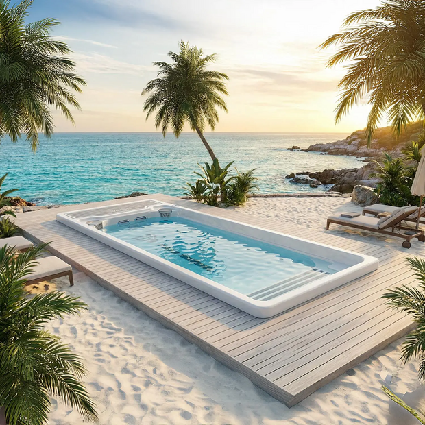 SwimSpa Beach Club, eingelassen in einem Strand vor blauem Meer