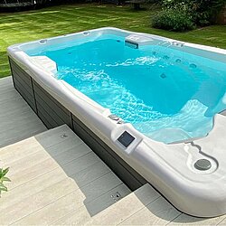Swim Spa Amazonas Grand Prix mit Wasser befüllt