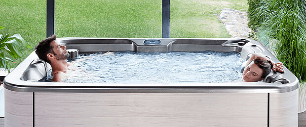 Whirlpool von der Seite mit 2 Personen