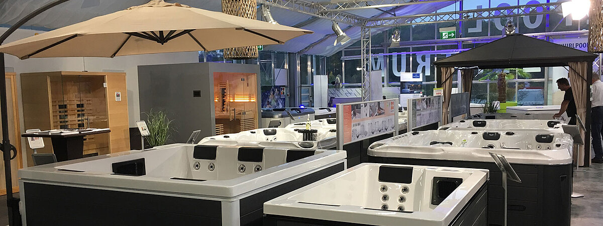 Whirlpool Zentrum Stuttgart Ausstellung – eine vielfältige Auswahl an hochwertigen Whirlpools, SwimSpas und Wellness-Produkten, die vor Ort erlebt und getestet werden können.