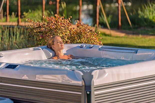 Frau entspannt in einem Whirlpool Everest von Wellis