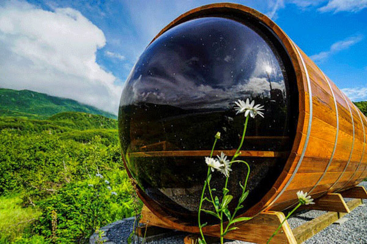 Dundalk Leisure Craft Panoramic Sauna – eine stilvolle Sauna mit großflächigem Panoramafenster, das ein luxuriöses Wellness-Erlebnis und einen atemberaubenden Ausblick bietet.