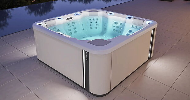 Whirlpool mit Wasser und Beleuchtung