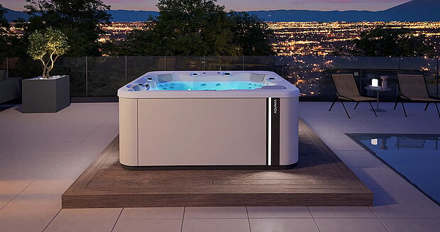 Whirlpool Soft von Auqavia auf einer Terrasse