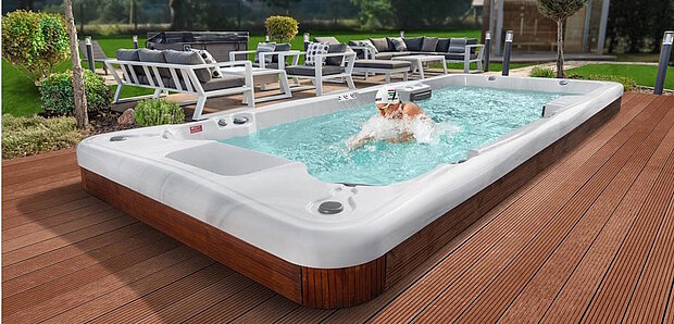 Wellis SwimSpa mit schwimmender Person