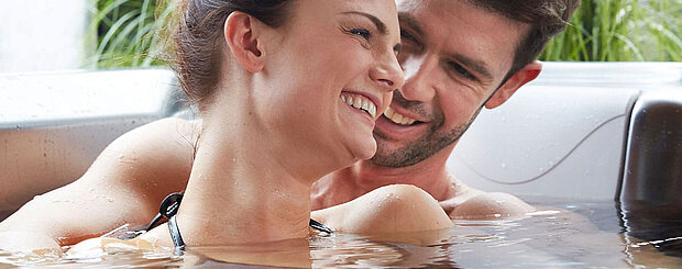 2 Personen die im Wasser sitzen