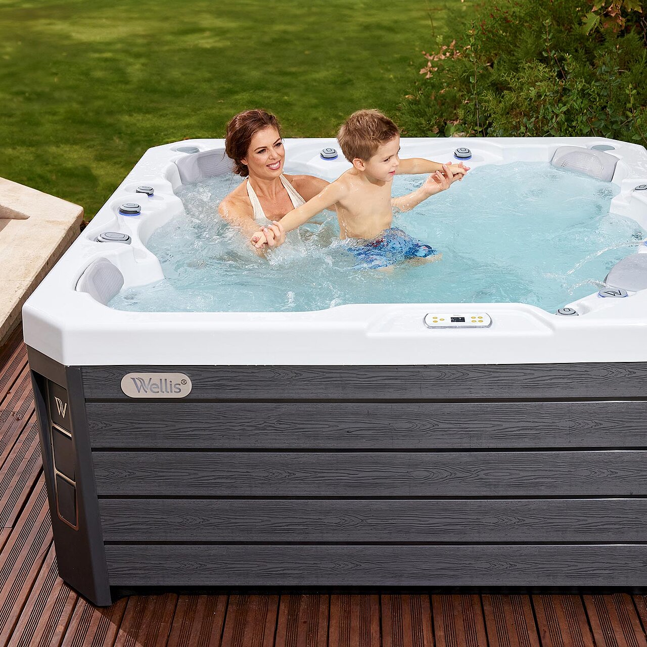 Whirlpool mit 2 Personen im Wasser