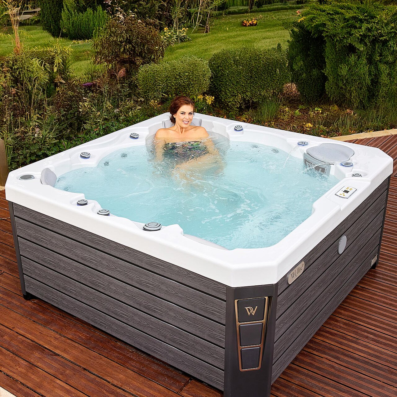 Whirlpool mit Wasser und einer Frau