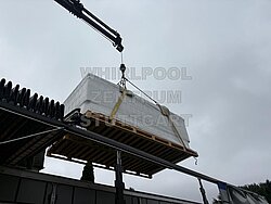 Whirlpool wird an einem Kran angehoben