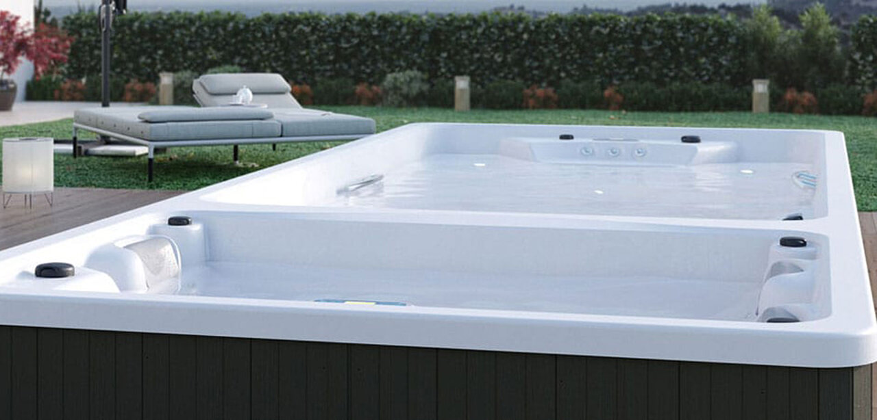 Aquavia SwimSpa Duo – elegantes SwimSpa mit zwei separaten Bereichen für Schwimmen und Entspannung, ausgestattet mit modernster Technologie und stilvollem Design.
